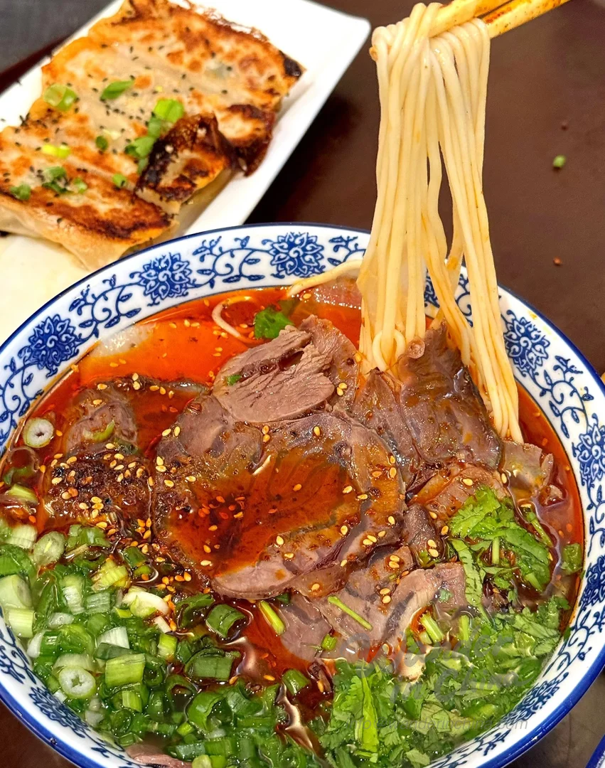 游客享用兰州牛肉面。