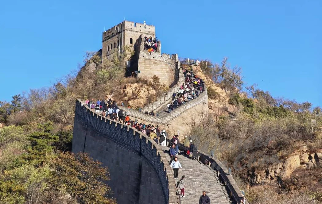 遊客在日落時分欣賞中國長城。