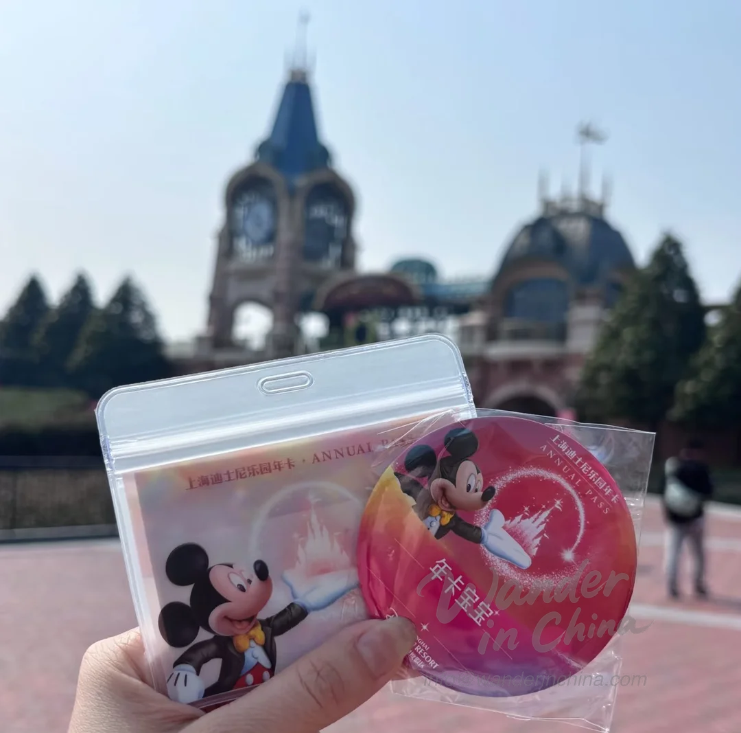 Turistas entrando a Shanghai Disneyland con pases anuales.