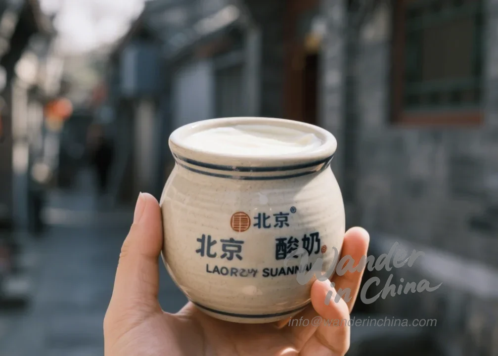 Traditioneller Pekinger Joghurt in einem Keramikgefäß in einem Hutong.