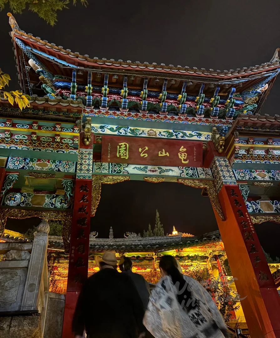 旅行者在香格里拉古城规划行程。