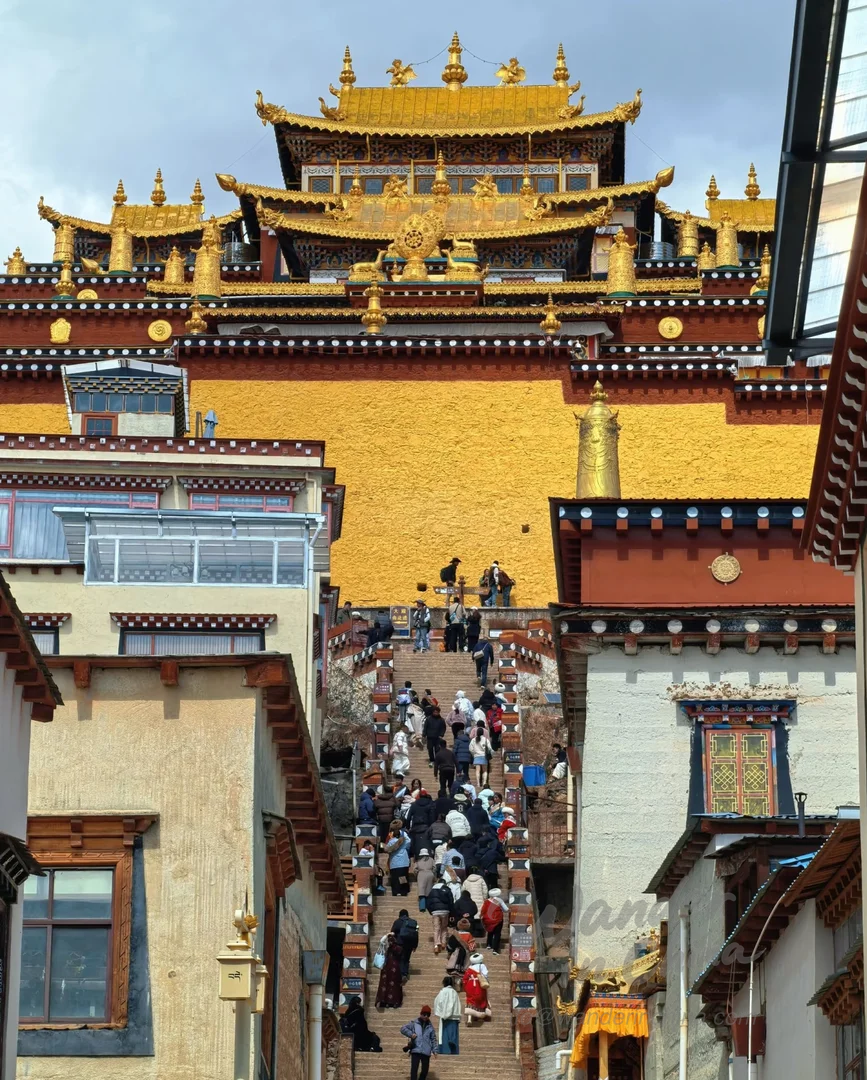 旅行者恭敬地进入香格里拉的松赞林寺。