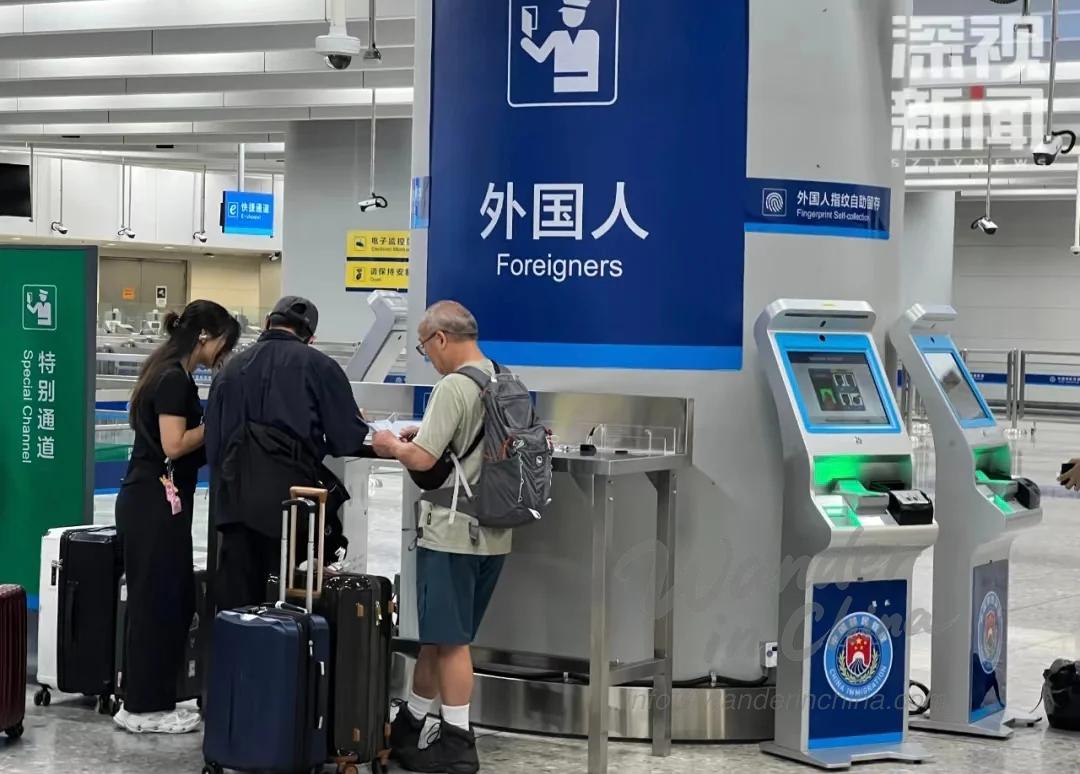 Viajeros que llegan al aeropuerto de Shenzhen para un tránsito sin visado.