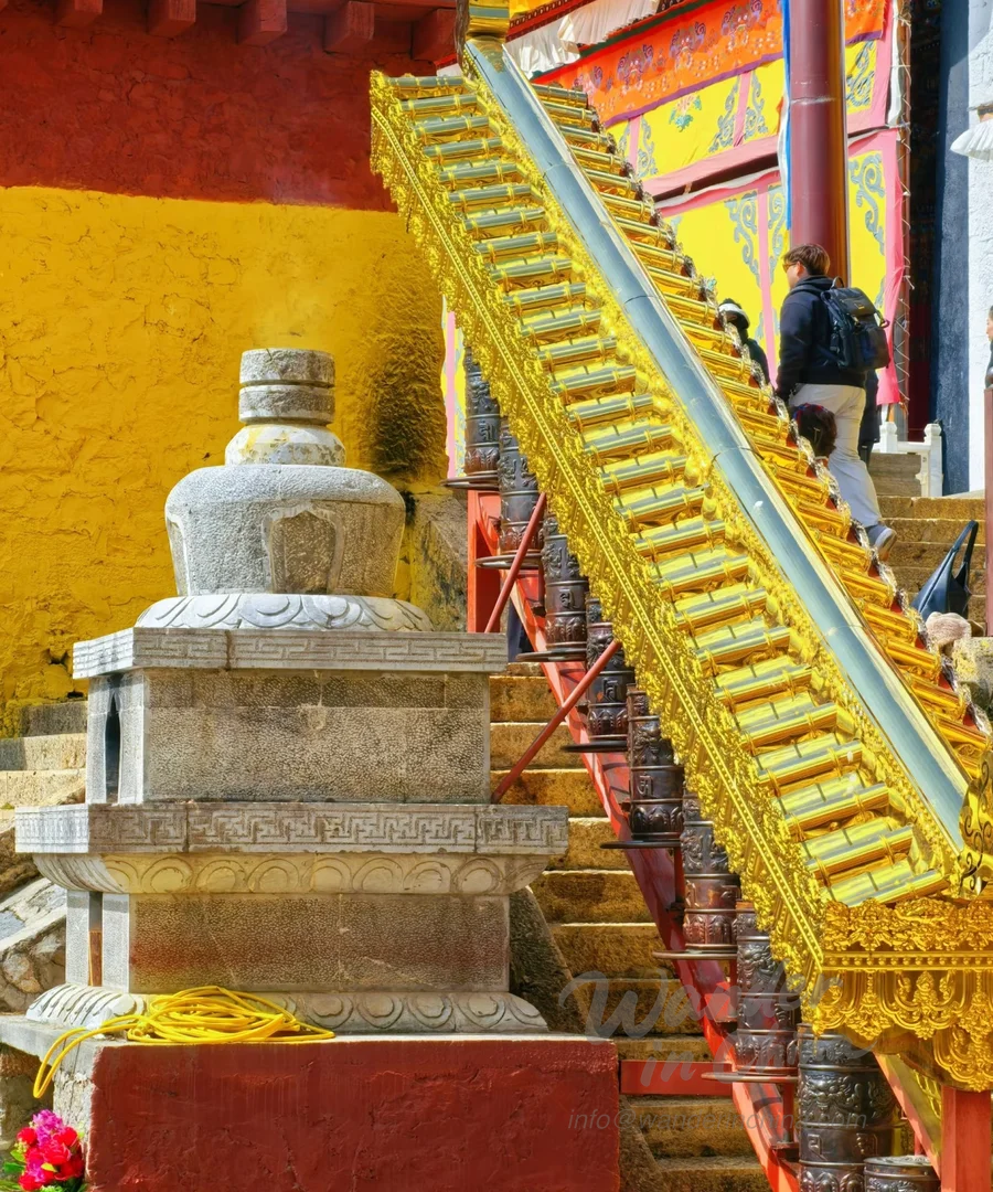 松赞林寺主殿。