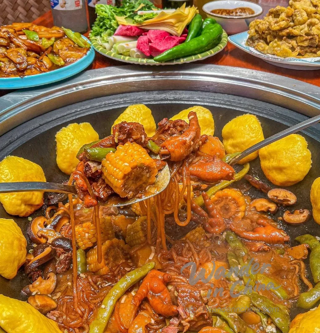 테이블 위에 놓인 다양한 클래식 하얼빈 요리.