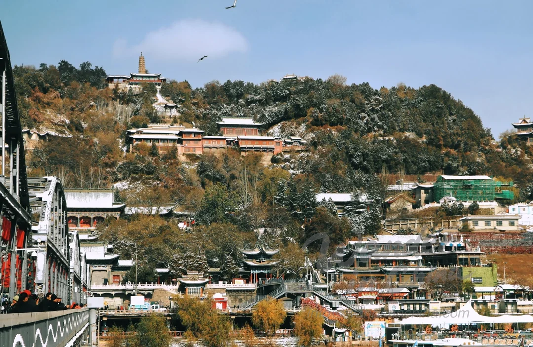 俯瞰兰州的白塔山公园