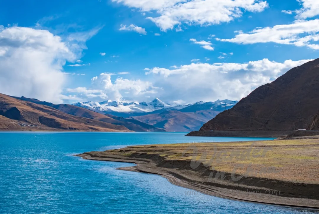 Lac Yamdrok près de Lhassa, Tibet.
