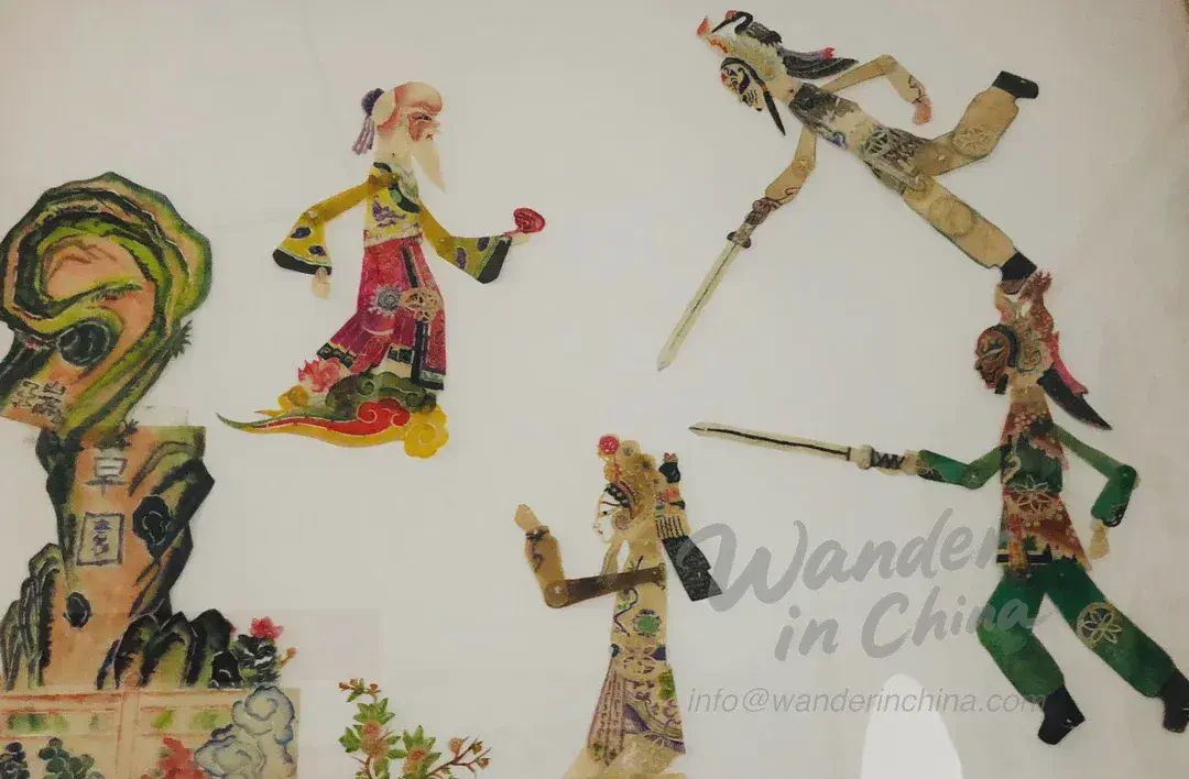 곤륜산에서 마법의 약초를 찾는 백소정.