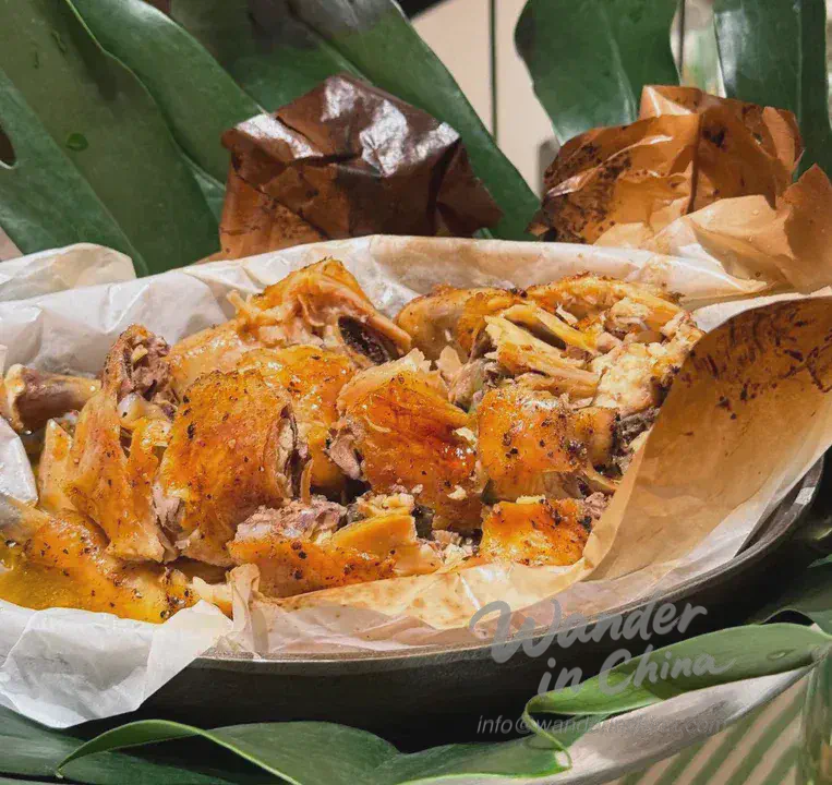 Poulet du mendiant déballé dans un restaurant de Hangzhou.