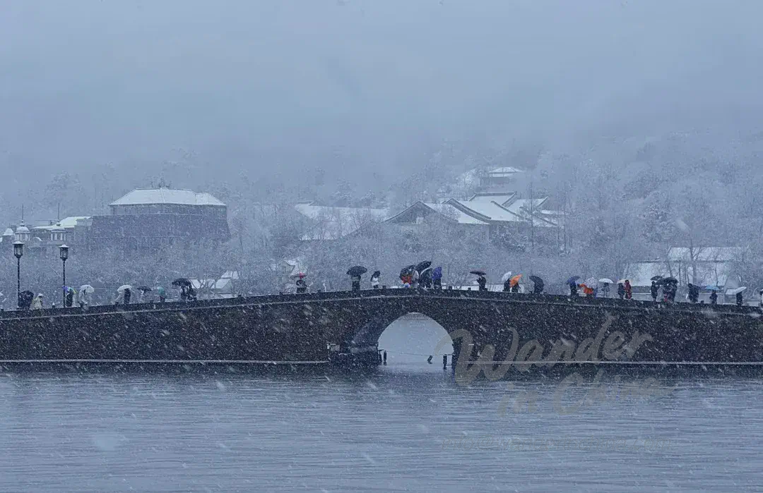 겨울 눈 속의 서호 단교.