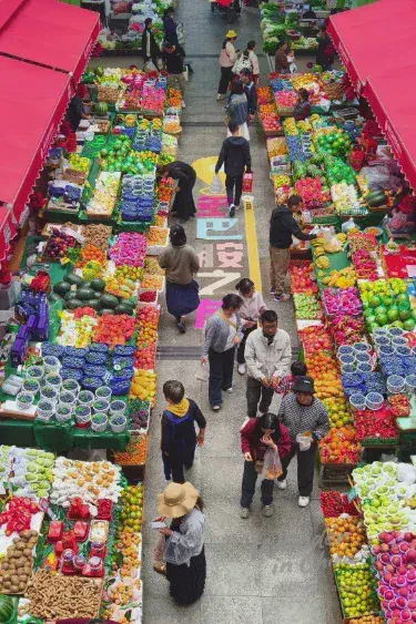 熙熙攘攘的昆明街頭小吃市場在黃昏時分。