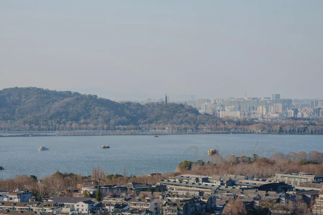秋天在杭州西湖騎自行車。