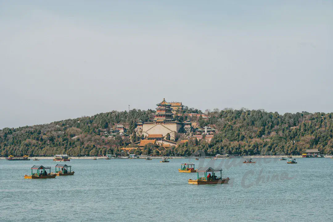 滇池昆明與傳統船隻。