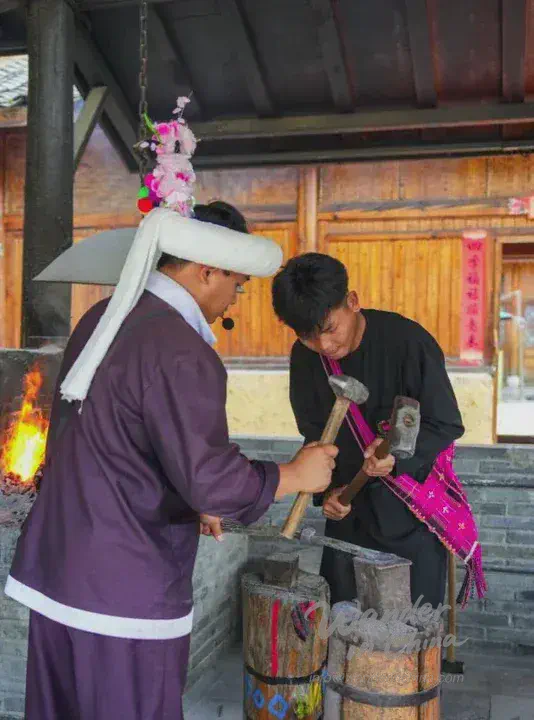 雲南民族村出售的手工編織紡織品和銀飾。