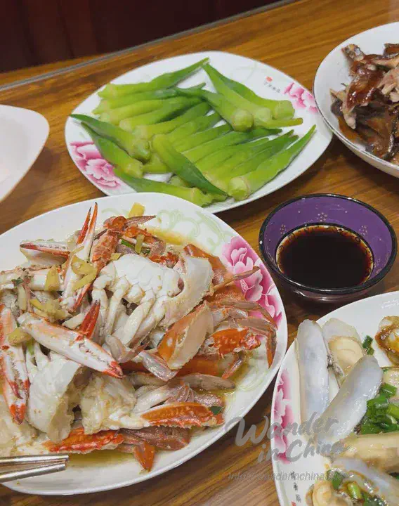 Ingrédients clés de la cuisine de Hangzhou, notamment le thé, les crevettes, le gingembre et les légumes.