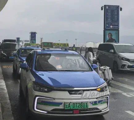 昆明出租車在城市街道上。