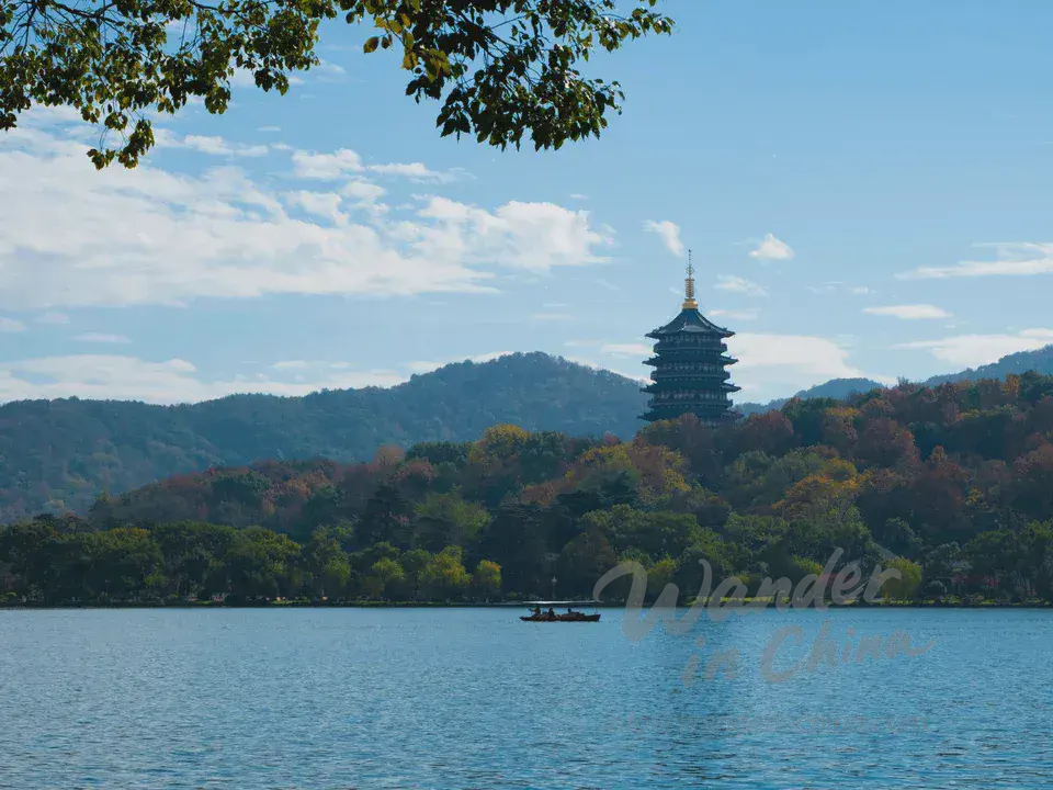 杭州西湖雷峰塔倒影。