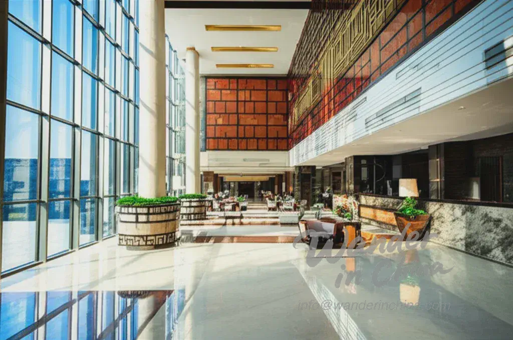 昆明一家現代酒店的大堂。