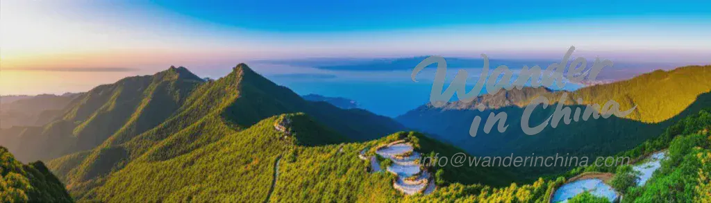 滇池西山全景。