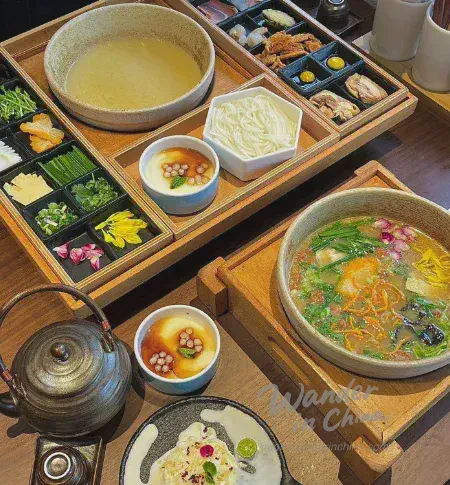 昆明一碗熱氣騰騰的過橋米線。