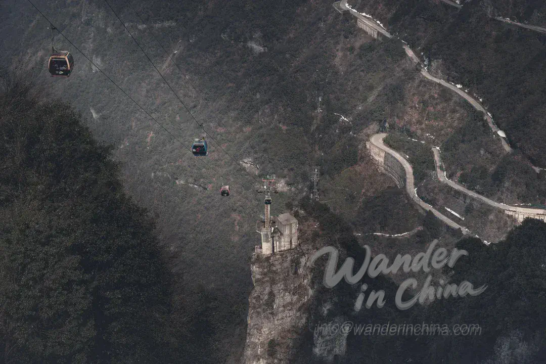 天門山纜車99道彎公路景觀。