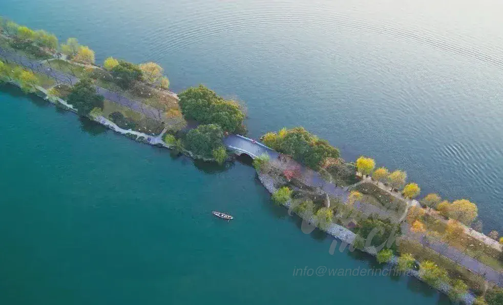 서호 소제를 걷는 관광객들.