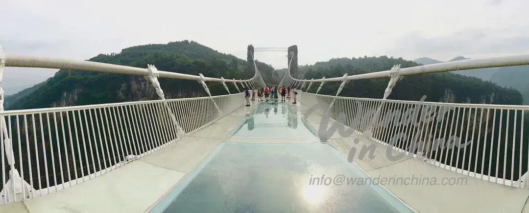 天門山玻璃棧道景觀。