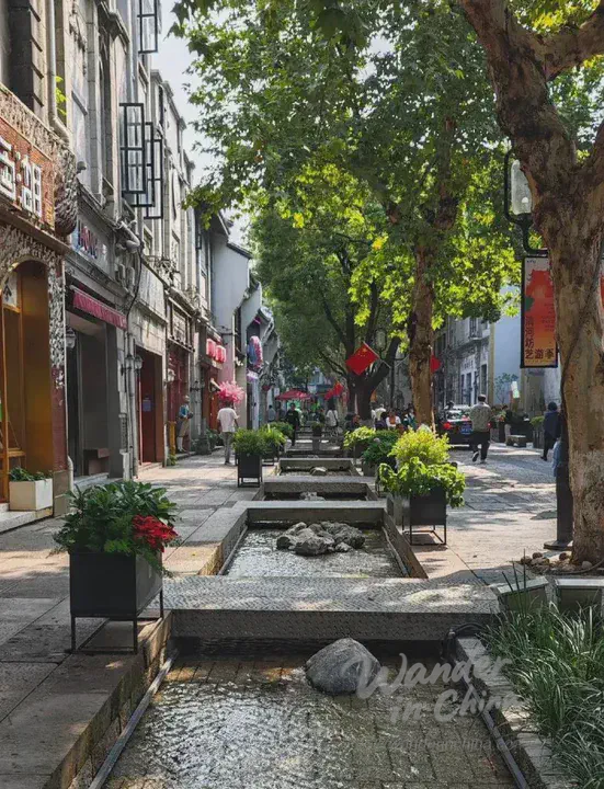 河坊街出售的中國傳統手工藝品。