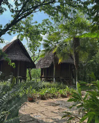 雲南民族村的傳統傣族房屋和織布工。