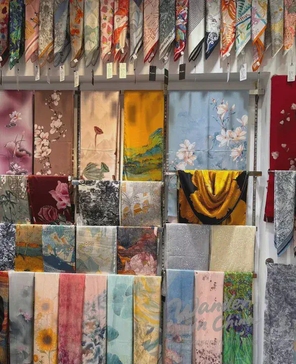 杭州充滿活力的絲綢市場。