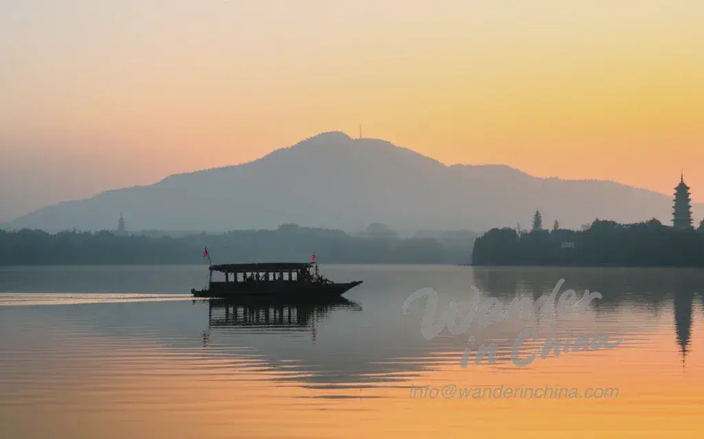 杭州日出時的西湖。