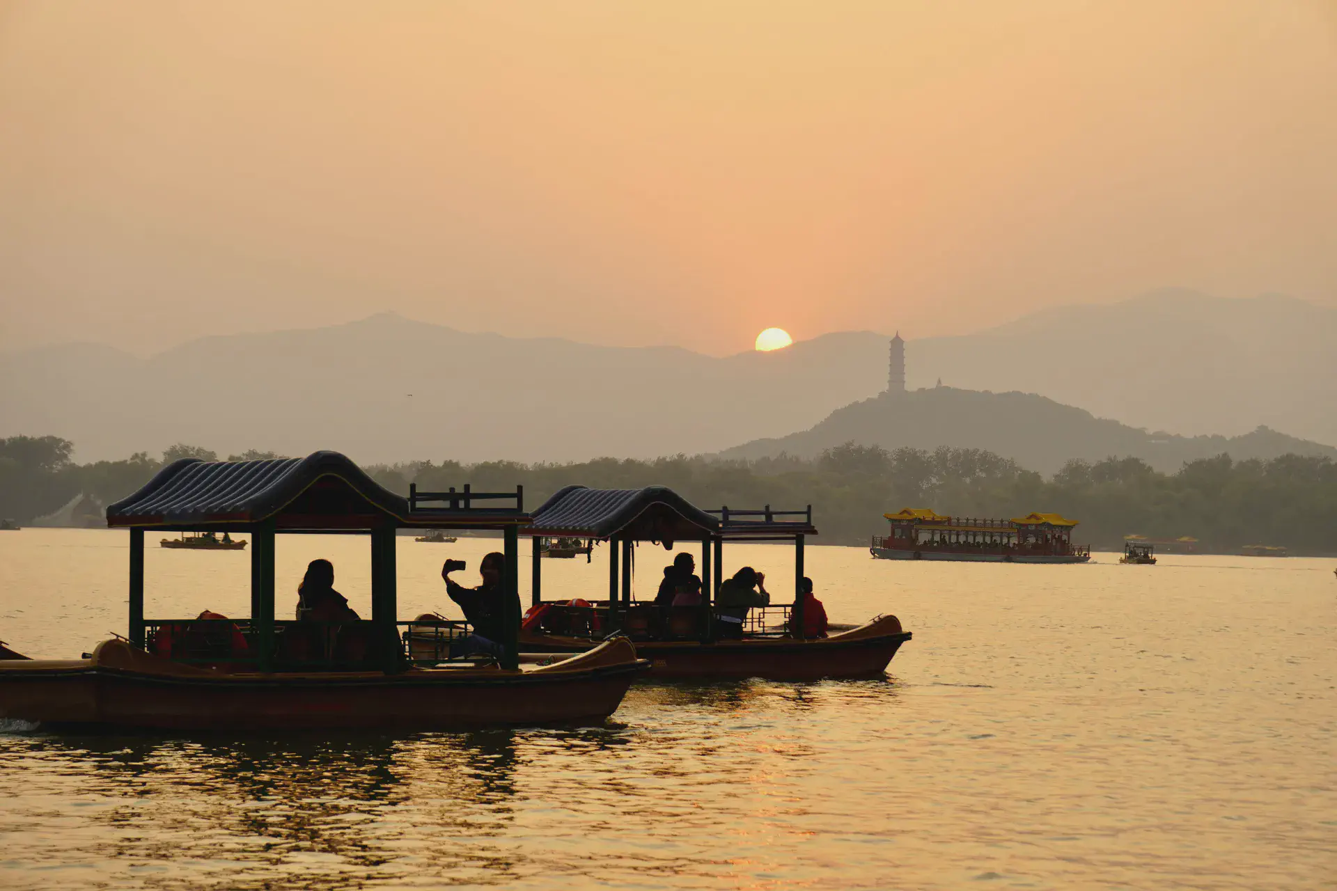 夕日のレイ峰塔と西湖のボートツアー。