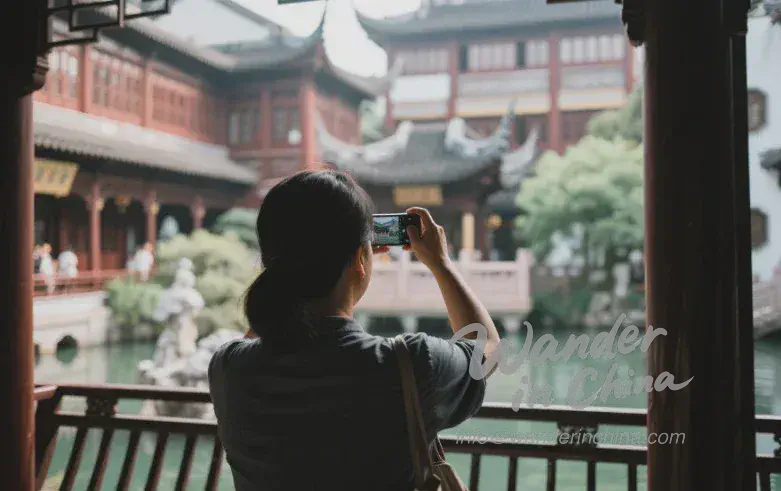 観光客が豫園を撮影している様子.